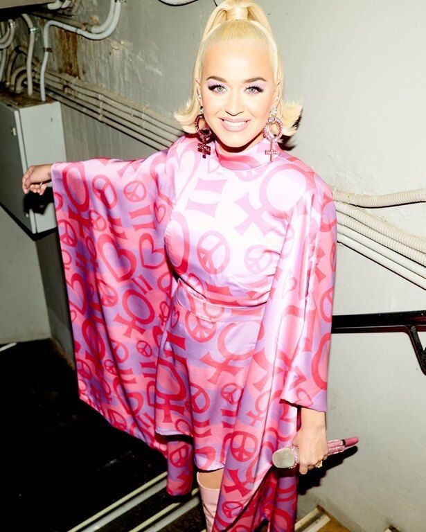 Δεν κατάλαβες ακόμα για ποια τραγουδίστρια μιλάμε; Φυσικά και αναφερόμαστε στην Katy Perry, μια από τις καλύτερες pop τραγουδίστριες της μουσικής σκηνής.