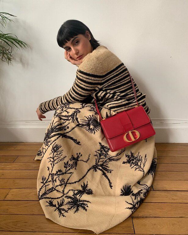 Ένα mix printed σύνολο πάντα μπορεί να σου φτιάξει τη διάθεση, συνδύασε μία floral φούστα με ένα ριγέ top και υιοθέτησε ένα «αισιόδοξο» look και μέσα στο σπίτι.