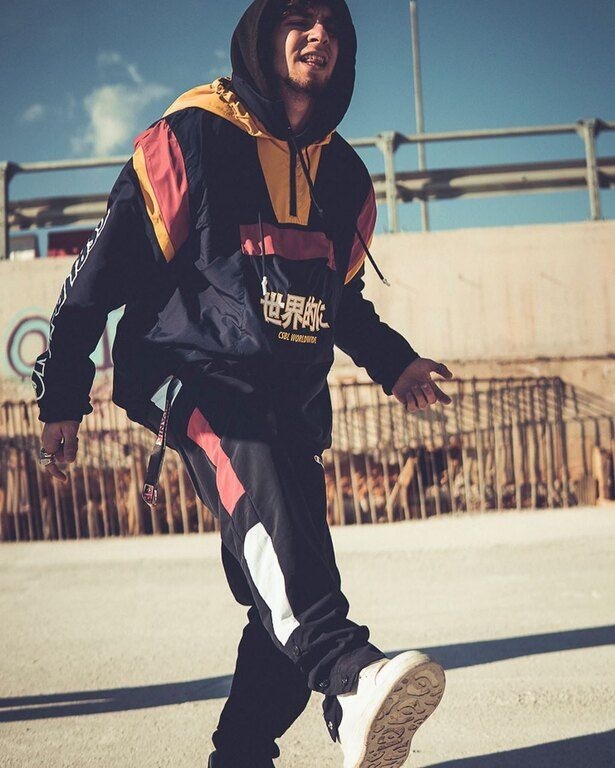 Το κομμάτι με τον Mad Clip έχει τίτλο Komma Komma και ένα από τα γνωστά tracks του είναι το Bentley. 