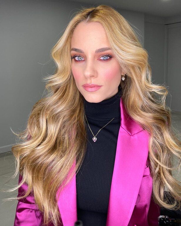 Θα κάνουμε ένα ροζ smoky look και θα φορέσουμε άφθονο, ροδαλό ρουζ όπως η Δούκισσα Νομικού!