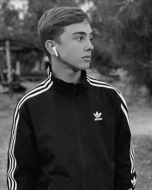 O Archolekas κυκλοφόρησε το πρώτο του video clip και ουρλιάζουμε 