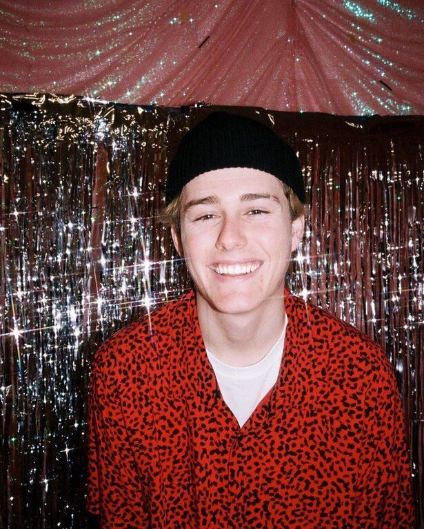 Αυτός είναι ο κούκλος διάσημος Tik-Toker και πρέπει να τον ακολουθήσεις ASAP