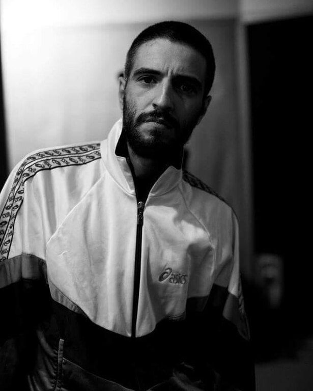 O ΛΕΞ τα λέει «χύμα» και αυτό τον κάνει Νο1 στα Trends του YouTube