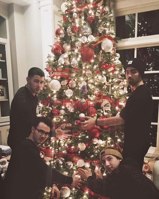 Οι Jonas Brothers έφεραν το σωστό Xmas-spirit που έψαχνες