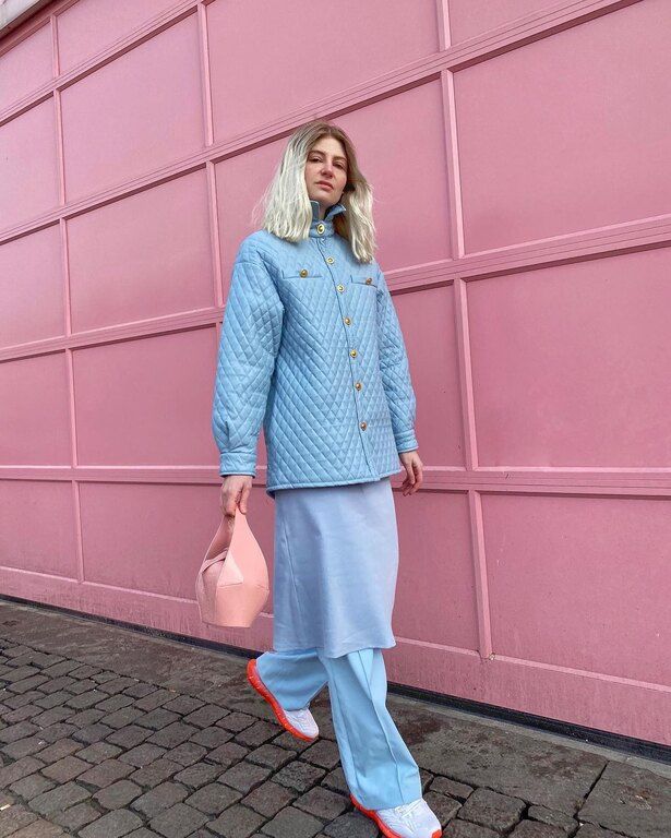 Είναι ιδανικό για τον μεταβατικό, ανοιξιάτικο καιρό:
Ο καιρός την άνοιξη μπορεί να είναι απρόβλεπτος και οι καλοκαιρινές νύχτες είναι και αυτές συχνά δροσερές. Αυτή η τεχνική layering όμως είναι ο τέλειος τρόπος για να φορέσεις τα αμάνικα φορέματα σου κα