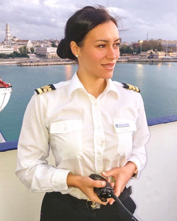 Όμορφη και διακριτική θα μπορούσε να την χαρακτηρίσει κάποιος. Είναι εμφανές ότι νιώθει πολύ περήφανη για το επάγγελμά της. 