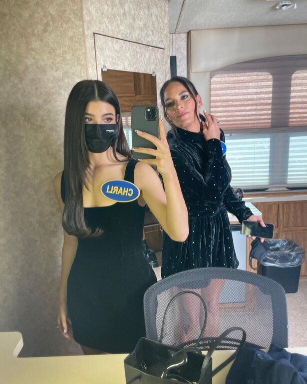 Κι όμως, το κοριτσάκι είναι η Charli D' Amelio.