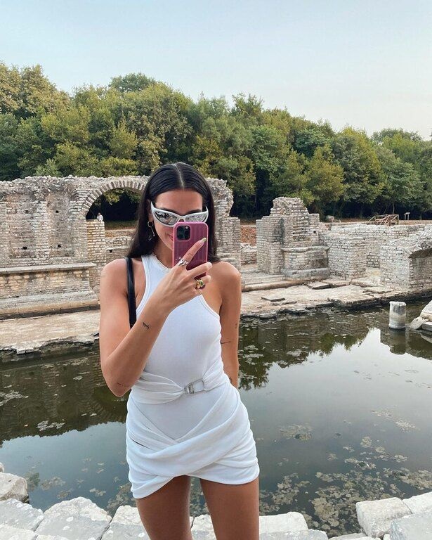 Η νεαρή τραγουδίστρια έχει προκαλέσει χαμό στα μέσα κοινωνικής δικτύωσης με τις σέξι εμφανίσεις της.