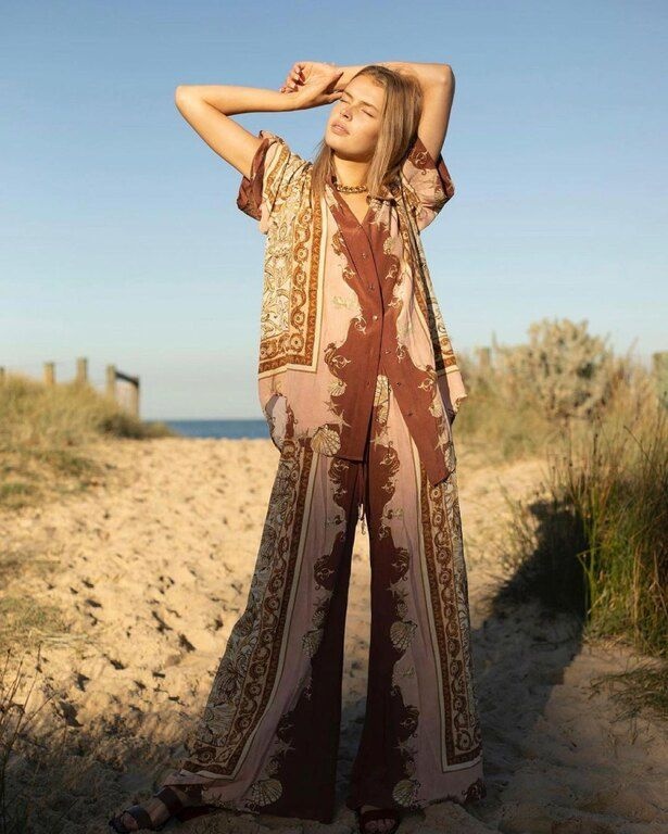 Scarf Print:
Φόρεσέ αυτό το print πάνω σε φόρεμα με άσπρες μπότες, ή συνδύασε ένα μεταξωτό παντελόνι με ένα κασμιρένιο πουλόβερ. 
 @alemais.official