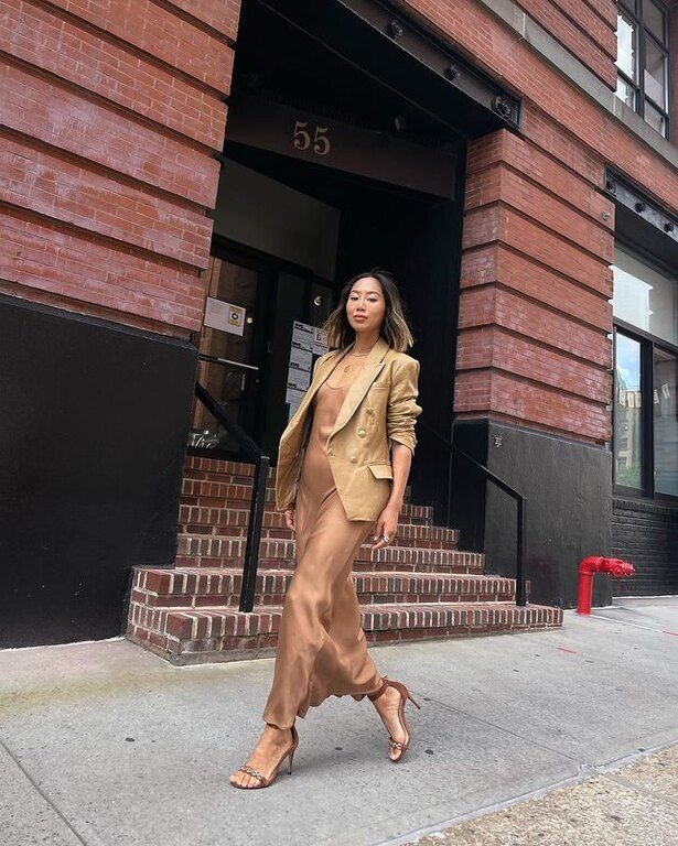 Φόρεσέ το πάνω από ένα μακρύ μεταξωτό φόρεμα @aimeesong