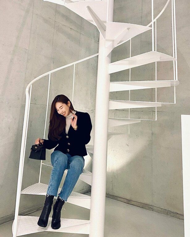 Με μπλέιζερ και τζιν @jessica.syj
