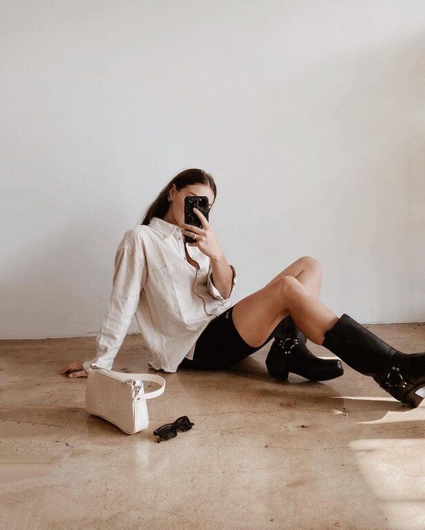 Με πουκάμισο + μαυρή μίνι φούστα @thefryecompany