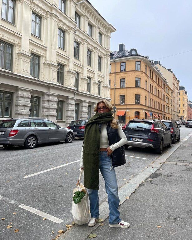 Με  baggy τζιν παντελόνι, ένα γιλέκο και ένα μακρύ κασκόλ @matildadjerf
