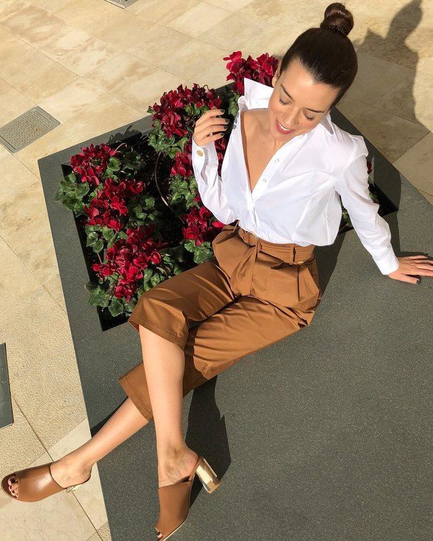 Mε ψηλόμεσο παντελόνι και λευκό πουκάμισο Toi-moi