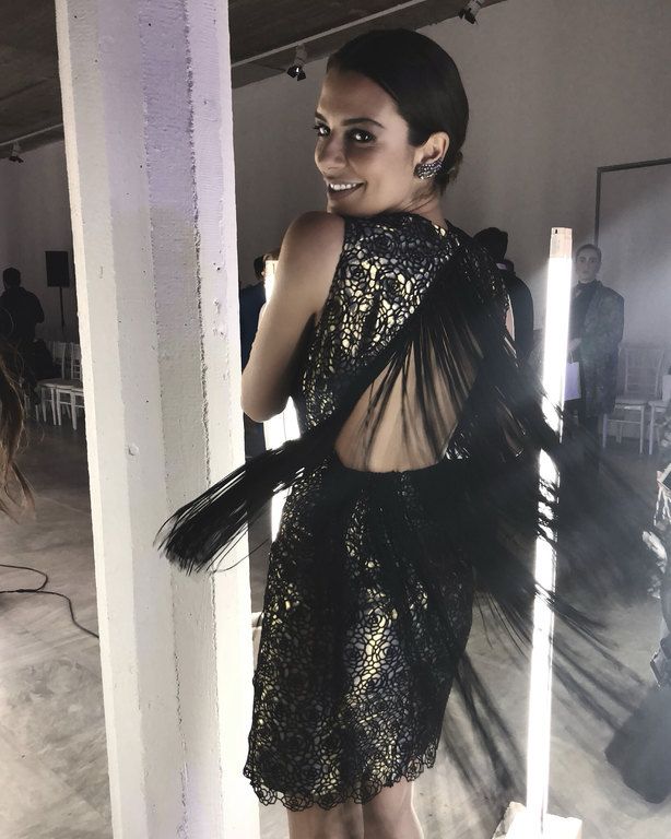 Με φόρεμα με κρόσσια Mi-Ro