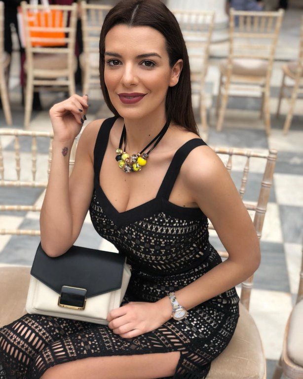 Mε φόρεμα Toi-moi και τσαντάκι Folli Follie