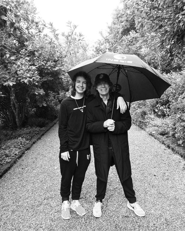 Θα ξεκαρδιστείς με τα σχόλια του Mick Jagger κάτω από τις φωτογραφίες του γιου του στο Instagram