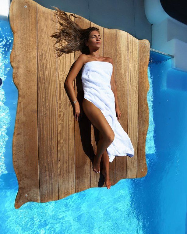 Αυτή είναι η εντυπωσιακή μελαχρινή καλλονή που έκλεψε τις εντυπώσεις στο γάμο του Γιώργου Χρανιώτη