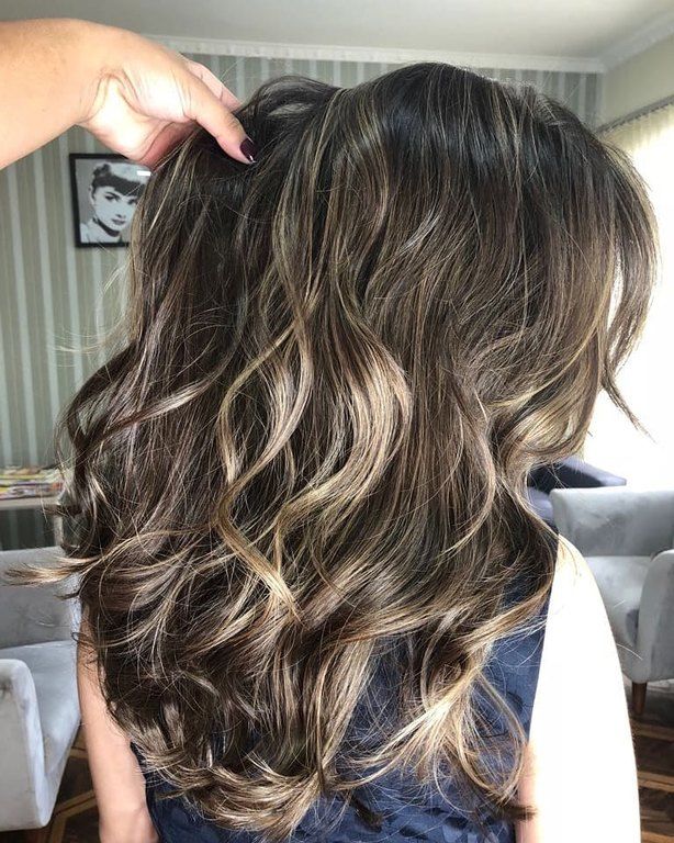 #IlluminatedBrunette είναι το χρώμα μαλλιών που θα φωτίσει ακόμα και τα πιο... dark κορίτσια!