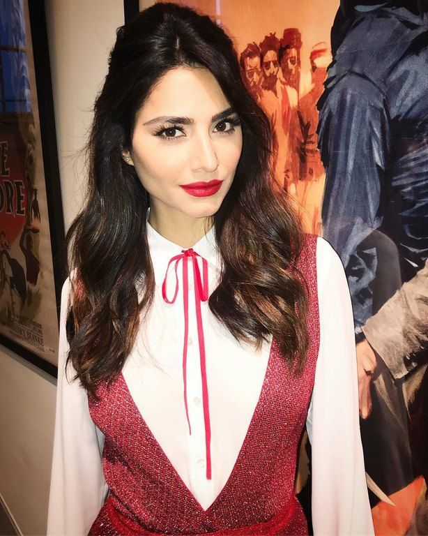 H Hλιάνα Παπαγεωργίου μόλις φόρεσε το απόλυτο outfit για τις γιορτές