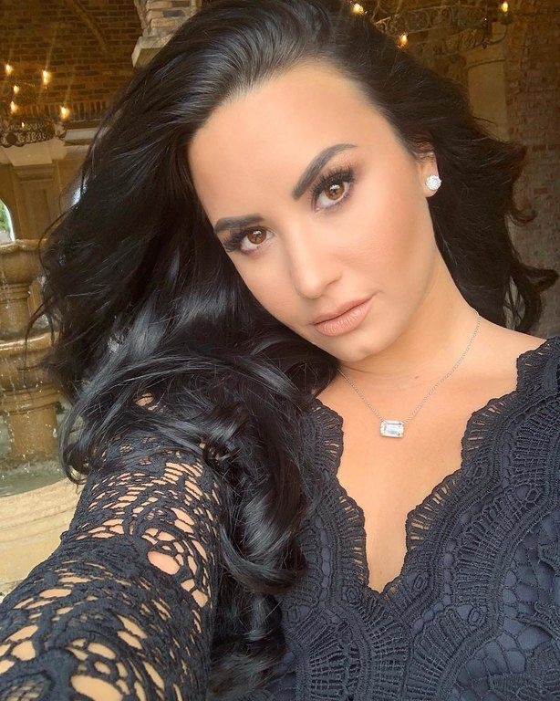 Η εντυπωσιακή εμφάνιση της Demi Lovato ως παράνυμφος