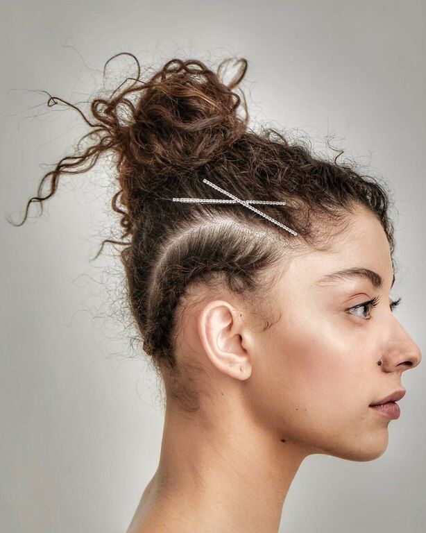 Κι όμως! Η Emily Blunt φόρεσε το πιο ωραίο κοκαλάκι στα SAG Awards και ξέρουμε που θα το βρεις!