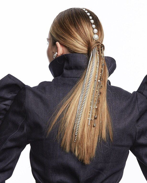 Κι όμως! Η Emily Blunt φόρεσε το πιο ωραίο κοκαλάκι στα SAG Awards και ξέρουμε που θα το βρεις!