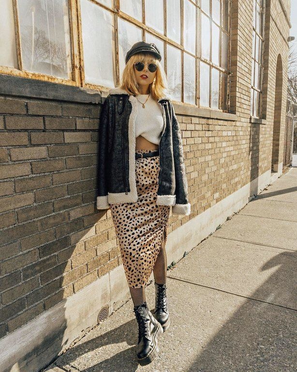 Φόρεσε ένα μπλουζάκι που ήδη έχεις και δεν είναι crop top και βάλτο μέσα από το σουτιέν σου ή γύρισέ το με ταινία διπλής όψεως. 