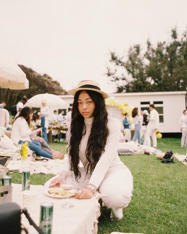 Πρόσφατες πληροφορίες του TMZ αναφέρουν ότι η Jordyn μάζεψε τα πράγματά της από τον ξενώνα της Kylie πριν από περίπου δύο εβδομάδες κι έτσι δεν έχει πλέον τίποτα στο σπίτι των Kar-Jenners.
