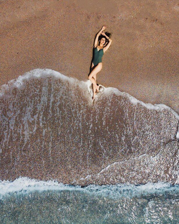 "Αυτό το καλοκαίρι θα είναι μόνο ο ήλιος, η θάλασσα και η άμμος", έγραψε στη λεζάντα της η Δανάη με τα likes να πέφτουν βροχή.