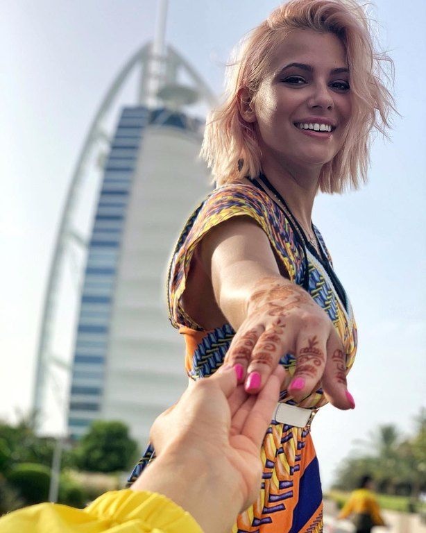 Κρατάω το χέρι μίας τουρίστριας από την Κολομβία που συνάντησα εκεί στην τοποθεσία αυτή. Χρειάστηκα μία μικρή βοήθεια για να βγω μία φωτογραφία μπροστά από το Μπουρτζ Αλ Αράμπ ? Κάνεις (ξανά) τόσο εύκολα καινούργιους φίλους όταν ταξιδεύεις μόνος σου... Έμ