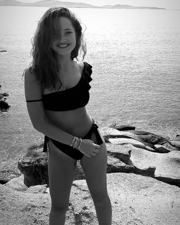 Με μαύρο μπικίνι σε ασπρόμαυρο φόντο 