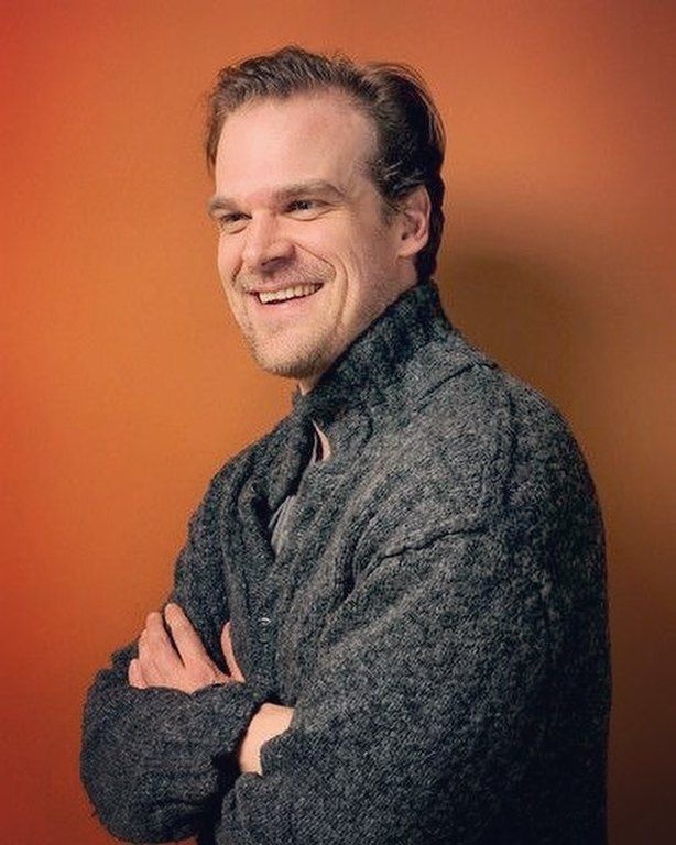 Η μοίρα του Χόπερ
Είναι ζωντανός ο Χόπερ; Μήπως είναι παγιδευμένος στη ρωσική φυλακή, που αναφέρεται ως «The American» και κινδυνεύει; Είναι σχεδόν αδιανόητο ότι μπορεί να μην είναι ζωντανός ο Χόπερ, αλλά αυτός είναι και ο λόγος που εντυπωσιαζόμαστε.  
