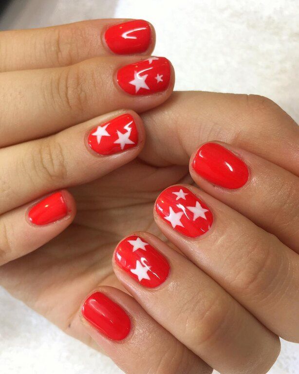 Το κόκκινο μανικιούρ γίνεται αυτόματα πιο ενδιαφέρον