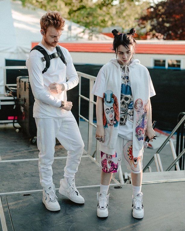 Η Billie είναι 17 ετών, ενώ ο Finneas είναι 22 ετών. Ο ίδιος έχει δηλώσει στο παρελθόν ότι έχει πολύ καλή και στενή σχέση με την αδελφή του.