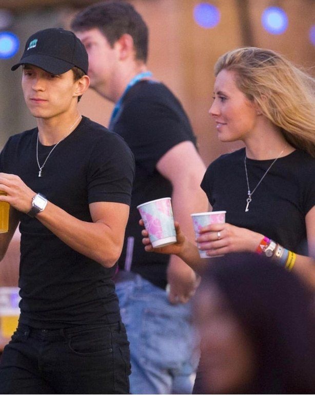 Με τη δημόσια εμφάνισή του στο Λονδίνο, ο Tom Holland διέψευσε τις φήμες ότι είναι ζευγάρι με την Zendaya και επιβεβαίωσε ότι βρίσκεται σε μια νέα σχέση με την Olivia Bolton. 