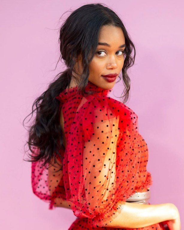 Low & Romantic. Το χαμηλό ponytail γίνεται ακόμα πιο ενδιαφέρον αν κάνεις τα μαλλιά σου ελαφρώς σπαστά και αν αφήσεις 2 τούφες δεξιά και αριστερά από το πρόσωπό σου.