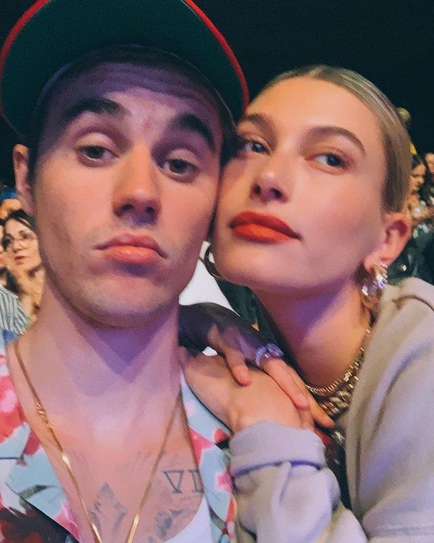 Η Hailey Baldwin λατρεύει τους Jonas Brothers, και ιδιαίτερα τον Joe, και μάλλον αυτός ήταν ο λόγος που ο σύζυγός της αποφάσισε να φορέσει αυτό το μπλουζάκι στο ραντεβού τους.
