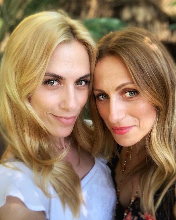 Οι δύο αδερφές ποζάρουν μαζί και εντυπωσιάζουν