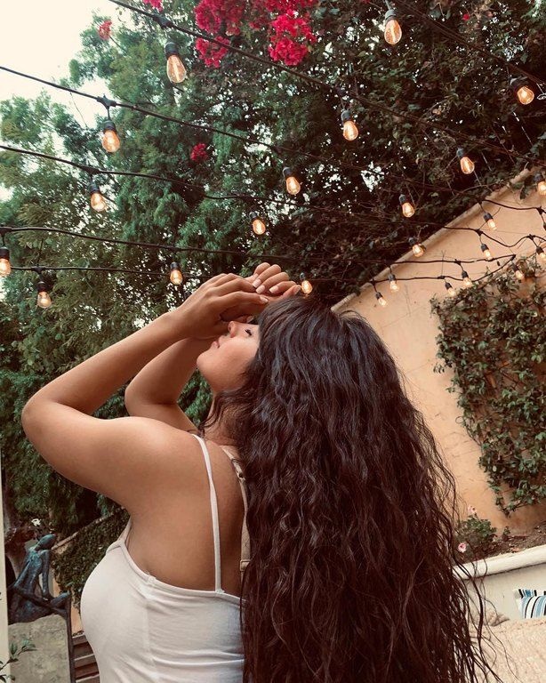 «Τα γράφω αυτά για τα μικρά κορίτσια, όπως η μικρή μου αδερφή, που μεγαλώνουν στο κόσμο των social media. Διαρκώς βλέπουν φωτογραφίες με photoshop κι επεξεργασία και νομίζουν ότι αυτή είναι η πραγματικότητα, και όλων τα μάτια έχουν συνηθίσει να βλέπουν επ