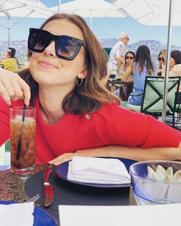 Είχαμε συνηθίσει τη Millie με το κοντό καρέ που της προσέδιδε μία γλυκύτητα και αποτελούσε αδιαμφισβήτητα ένα teen idol. 
