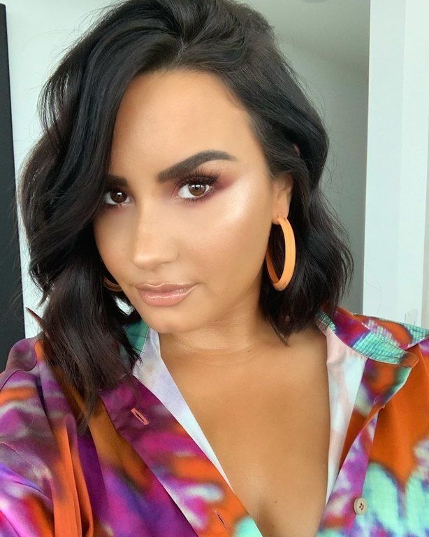 Demi Lovato. Δεν είμαι μοντέλο. Έχω καμπύλες. Βρίσκω πράγματα που τονίζουν το σώμα μου, ένα γυναικείο σώμα, και πάντα φοράω ρούχα μέσα στα οποία νιώθω άνετα. 