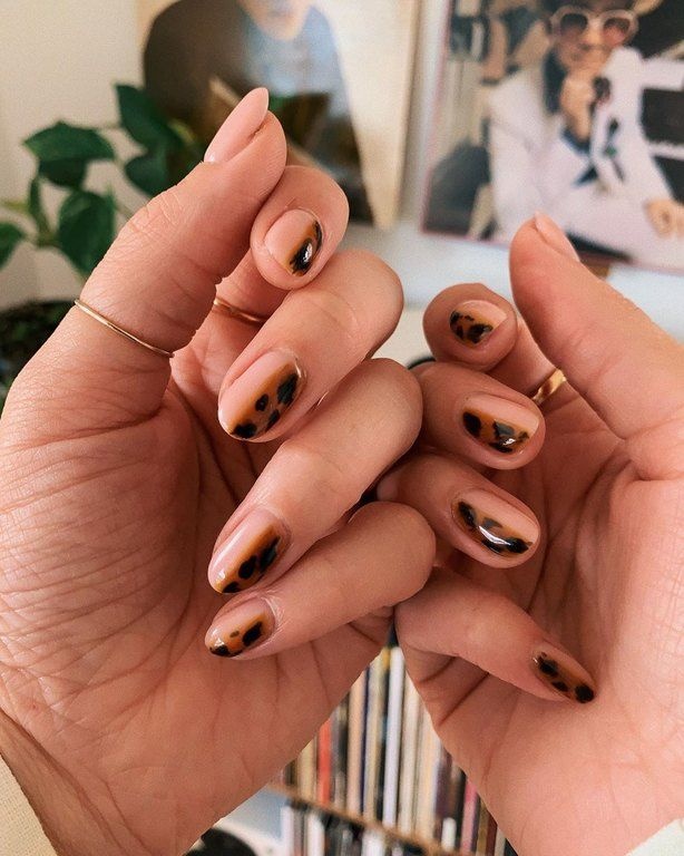 Tortoiseshell nails. Με ένα μαύρο φόρεμα θα το αναδείξεις τέλεια.