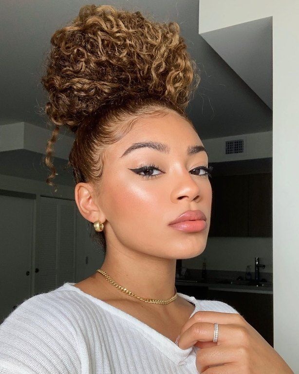 High Bun. Αν και λίγο εξεζητημένο χτένισμα, αυτό ο πολύ ψηλός κότσος δεν μπορεί παρά να εντυπωσιάσει.