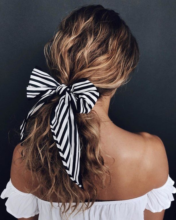 Ένας φιόγκος στη χαμηλή αλογοουρά θα κάνεις τη διαφορά στο χτένισμά σου.