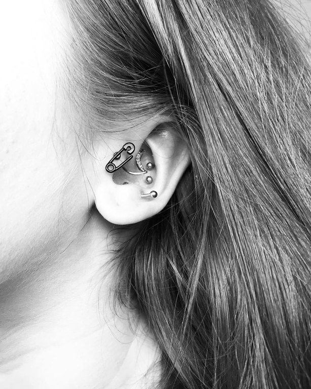 Η τιμή του συγκεκριμένου piercing εξαρτάται από τον επαγγελματία που θα στο κάνει και από το κόσμημα που θα επιλέξεις. Το σημαντικότερο είναι να βρεις τον κατάλληλο piercer που θα τηρεί όλες τις προδιαγραφές υγιεινής για να σου κάνει tragus piercing.