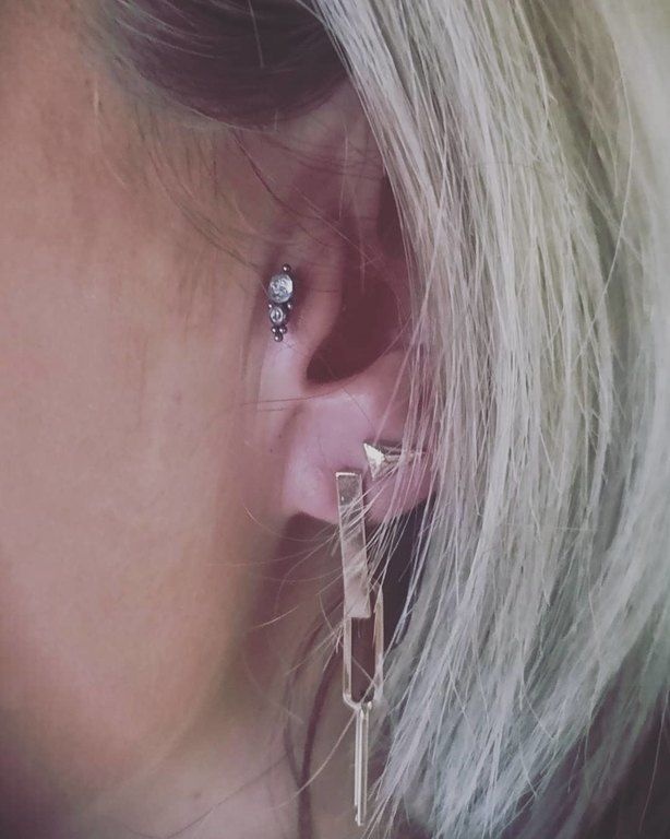 Δεν πρέπει να αγγίζεις το piercing για να αποφύγεις τα μικρόβια και οποιαδήποτε μόλυνση που μπορεί να προκύψει. Αν, βέβαια, δεις οποιαδήποτε έντονη κοκκινίλα, οίδημα ή ευαισθησία γύρω από το piercing θα πρέπει άμεσα να επικοινωνήσεις με το γιατρό σου.