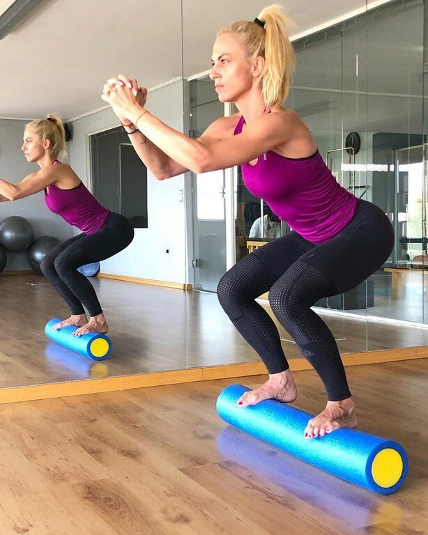 Προσπάθησε να ισορροπήσεις πάνω στο foam roller και δημιούργησε γωνία 90 μοιρών (κάθισμα)