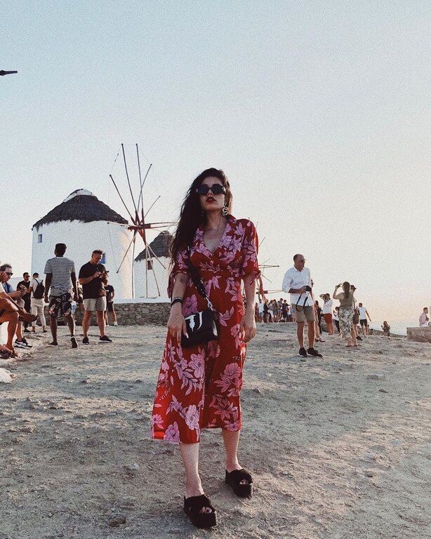 Η φιλία και η σχέση είναι δύο διαφορετικά πράγματα πρέπει να μπλέκονται και να μην μπλέκονται, πρέπει να είναι δύο ξεχωριστά αλλά και δύο ίδια πράγματα.