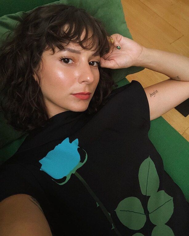 «Αυτό που κανένας δεν καταλάβαινε όμως είναι το πόσο καλά έκρυβα τα σπυράκια μου. Είμαι πολύ καλή στο concealing. Ακόμη και οι καλύτεροί μου φίλοι δεν καταλάβαιναν τι υπάρχει κάτω από το μακιγιάζ μου».